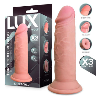 Lux Wolf Mjuk Dildo 17 cm är en realistisk dildo med tredubbla texturer - slät hud, fast skaft och solid bas - och levereras med en sugkopp strap-on för handsfree, mångsidig lek.