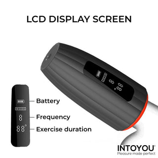 INTOYOU Karter Masturbator är en svart vibrator med en LCD-skärm som visar batteritid, frekvens och träningstid; INTOYOU-logotypen visas längst ner till höger.