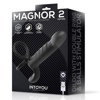 Svart, strukturerad dildo med två ändar, med integrerad penisring och stimulator, tillverkad av silikon. Förpackningen syns.