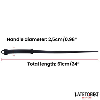 Latetobed Silicone Whip 61 cm har en svart design, 2,5 cm handtagsdiameter och är idealisk för BDSM och dominanslekar - visas på en vit bakgrund.