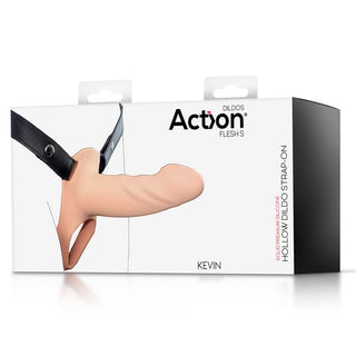 Förpackningen till Action Strap-On med Hollow Dildo visar upp en realistisk design med en köttfärgad dildo med eleganta svarta remmar för komfort. Boxen visar tydligt Action-märket och modellnamnet, Kevin.