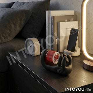 Red Intoyou Torky – en appstyrd masturbator med en slät plastdesign, cylindrisk form och en strukturerad yta.