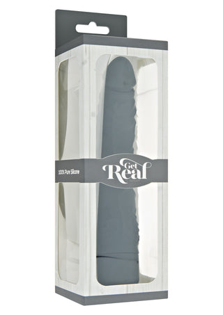 Förpackningen till ToyJoy Realistisk Slim Vibrator, en "Get Real" silikonprodukt, är en genomskinlig låda som avslöjar en grå, vattentät vibrator märkt "100% Pure Silicone", som lovar en upplevelse med silkeslen silikon.