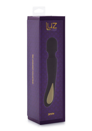 Utsmyckad med en elegant lila och svart design, lådan märkt ToyJoy Luz Zenith har silhuetten av en USB-uppladdningsbar trollstav. En del av The Power of Light Collection, den har premiummaterial och visar Zenith på framträdande plats i botten.