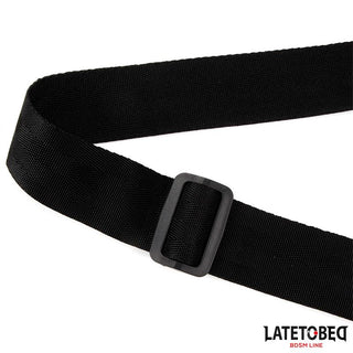 Latetobed Shoulder Swingstrap är en svart nylonrem med ett plastspänne och LATETO BED BDSM LINE-logotypen, perfekt för prasele och BDSM-sele-lek.