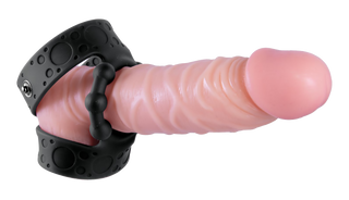 En rosa realistisk dildo med strukturerade ådror och avtagbara svarta greppband med cirkulära accenter har Silikon Penisring med Pungstöd för förbättrad prestanda och blodflöde.
