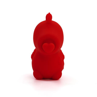 Unihorn Cupids Beau Klitorisvibrator, en liten röd gummianka med ett hjärta på näbben, sitter mot en vit bakgrund. Den har en ergonomisk design med en upprätt enkel struktur och en mohawk-liknande tofs på huvudet.