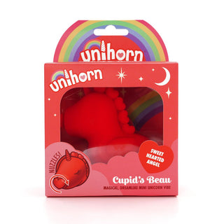 Unihorn Cupids Beau Klitorisvibrator, en leksak med röd enhörningstema, har en ergonomisk design och vattentäta egenskaper. Den kommer i en färgglad låda med hjärta och stjärngrafik för extra tilltalande.