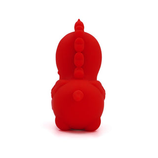 En röd gummileksak med dinosaurie-tema och runda spikar på ryggen ses bakifrån på en vit bakgrund. Unihorn Cupids Beau Klitorisvibratorns ergonomiska design säkerställer att den är vattentät för ultimat mångsidighet.