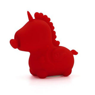 En kompakt, knallröd enhörningsfigur med rund kropp och krullig svans är ergonomiskt utformad, med ett kort horn på huvudet och hjärtformad näsa. Dess enkla, tecknade utseende inkluderar en räfflad man längs ryggen.