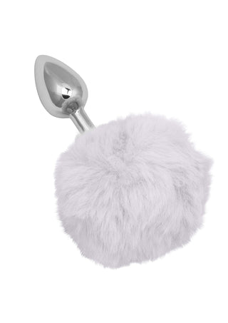 Fluffig Analplugg med Svans har en elegant silverkromplätering med en fluffig grå pom-pom kaninsvans, vackert inställd mot en vanlig vit bakgrund.