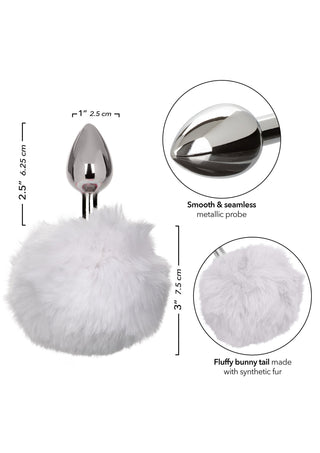 Bild på Fluffig Analplugg med Svans, med en metallplugg som mäter 2,5 cm x 6,25 cm med en krompläteringssond och en fluffig kaninsvan med en diameter på 7,5 cm gjord av syntetisk päls.
