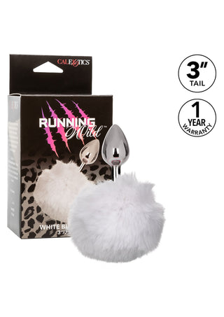 En produktbild visar "Fluffig Analplugg med Svans", en vit, fluffig stjärtplugg med en elegant kromplätering bas. Förpackningen visar en livfull design med texten: "Running Wild", "3-tums tail" och inkluderar en 1-års garanti.