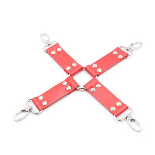 IntoYou 10-Delar Bondage Kit innehåller en X-formad rem i rött läder med metallspännen, perfekt för alla BDSM-entusiaster som vill höja sin upplevelse.