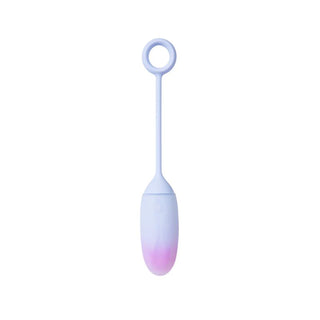 IntoYou Vibratorägg, en vit och rosa tampong med ett ögla snöre för enkel borttagning, säkerställer komfort även under träningspass samtidigt som den spåras på ActiveJoy-appen.