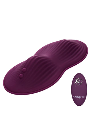 Lila, formad massager i silikon med räfflad design och tillhörande fjärrkontroll.