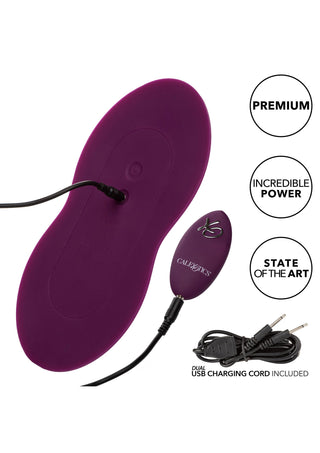 Lila vibratorplatta i silikon med konturerad vibrationsplatta, trådlös fjärrkontroll och USB-laddningskabel.