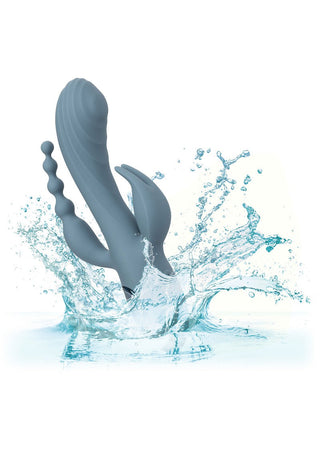 Triple Ecstasy Vibrator, med sitt gråa vattentema och vattentät design, stänker i vatten mot en vit bakgrund för oändligt undervattensnöje.