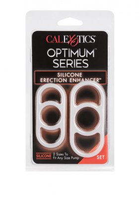 CalExotics Erection Enhancer"-setet erbjuder två ovala penisringar i silikon som passar alla pumpstorlekar, presenterade i elegant förpackning med en vit bakgrund och snygga svarta och röda accenter.