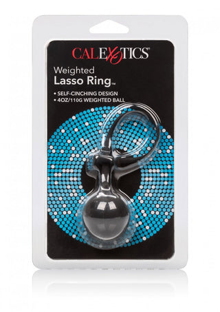 CalExotics Weighted Lasso Ring presenteras i en förpackning som framhäver dess självhärdande, justerbara design gjord av hypoallergen silikon. Den svarta och grå ringen har en 4oz/110g viktad boll, allt mot en blå och vit prickig bakgrund.