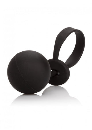 Visad på en vit bakgrund, CalExotics Weighted Lasso Ring har en ergonomisk ögla tillverkad av hypoallergen silikon med en svart slät kula och justerbar rem för säker fastsättning.