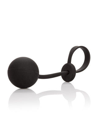 CalExotics Weighted Lasso Ring är en svart, slät kegelboll tillverkad av hypoallergen silikon, med en ögla och justerbar ring för personliga bäckenbottenträningar. Den visas elegant på en reflekterande vit yta.