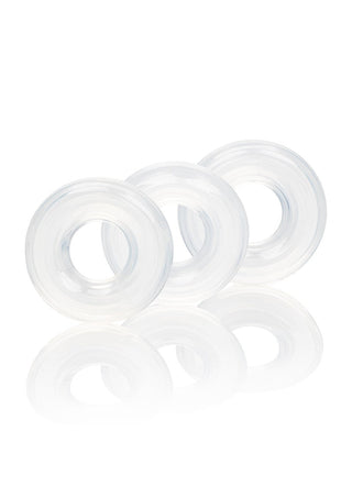 En uppsättning med tre ultrasträckande, transparenta ringar, CalExotics Silikon Penisring Set, visas i en linje med reflektioner under dem.