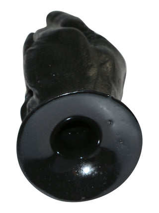 En glänsande svart bas är fäst vid All Black Fisting Hand 20 cm, en texturerad, cylindrisk dildo, som visas mot en vit bakgrund.