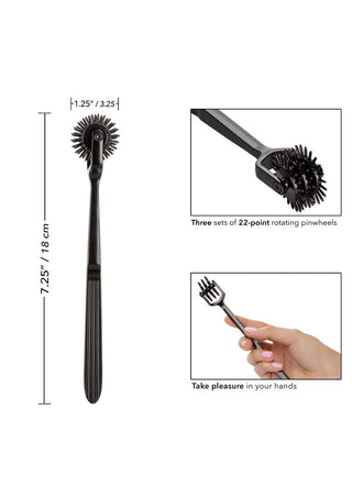 Trio Pleasure Wheel är en svart handhållen enhet gjord av icke-skadande material. Den har tre pinwheel med 22 spetsiga spetsar vardera, mäter 7,25 tum lång och erbjuder ett ergonomiskt grepp. Texten betonar dess enastående design och unika möjligheter.