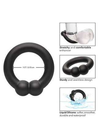 Alpha Liquid Silikon Kukring är en svart, sömlös silikonring med en 1,5-tums diameter, som visar förstklassiga flytande silikonfunktioner som stretchighet, komfort, robusthet, hållbarhet och vattentäta egenskaper. Den visas sliten och i vatten.