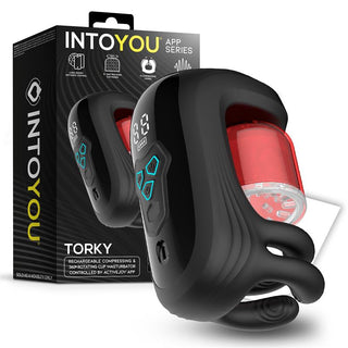 Svart och röd Intoyou Torky Appstyrd masturbator med digital display, tillverkad av mjukt material, avbildad med förpackning.