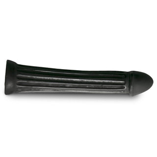 XXL Dildo 31,5 cm Svart är en svart, texturerad, cylindrisk silikonhylsa med en rundad spets, som visas horisontellt på en vit bakgrund.