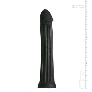 XXL Dildo 31,5 cm Svart har en räfflad, cylindrisk design med måttguider, vilket ger en realistisk och visuellt slående upplevelse för dem som söker en imponerande XXL-dildo.
