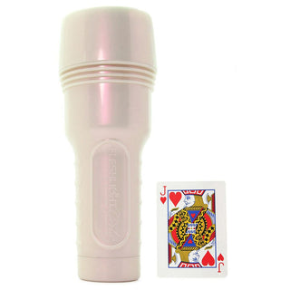 Fleshlight Girls Angela, en stor blek cylindrisk behållare med Real Feel SuperSkin, står bredvid ett hjärter knekt-spelkort.