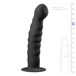 14 cm lång, böjd analdildo i flexibelt, räfflat silikon, med sugfäste; produkten är svart.