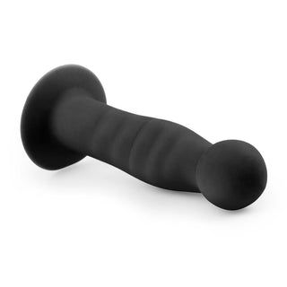 Svart analdildo i silikon, 14 cm, med räfflad yta och sugfot.