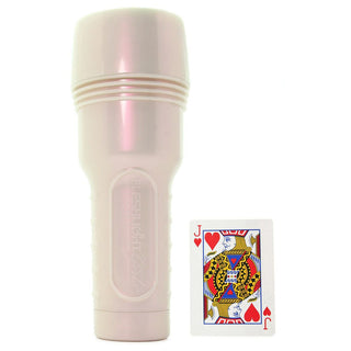 Ett stort, blekt cylindriskt föremål tillverkat av SuperSkin-material ligger bredvid ett hjärterknekt-kort, som liknar Fleshlight Nicole Aniston.