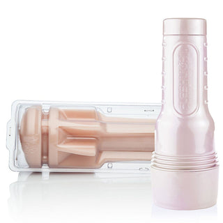 Fleshlight Alexis Texas är en rosa manlig sexleksak tillverkad av SuperSkin-material med Outlaw-texturen inspirerad av Alexis Texas; den ena står upprätt och den andra vilar i ett genomskinligt plastfodral.