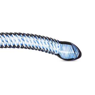 Blå och vit glasdildo med en böjd form och rundad spets, cirka 18 cm lång.