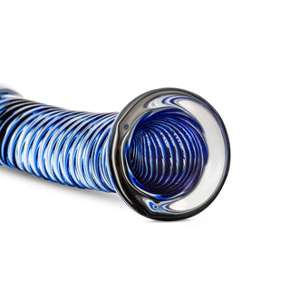 Blå och genomskinlig dildo i spiralformad glas med utvidgad spets, 18 cm lång, avbildad mot en vit bakgrund.