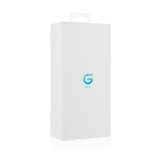Vit förpackning med ett blått G-logo och varumärkesmärkning för en genomskinlig glasdildo, 18 cm lång.
