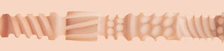 Tvärsnittsillustration av Fleshlight Girls Eva Lovia, med SuperSkin-material med en texturerad, tunnelliknande insida fodrad med varierande åsar, gupp och spår.