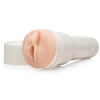 Fleshlight Adriana Chechik Empress är en köttfärgad realistisk masturbator med ett vitt fodral och avtagbart lock, utformat för att likna mänsklig anatomi.
