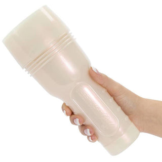 En hand som håller en stor, beige Fleshlight Lana Rhoades Anal – cylindrisk med ett texturerat grepp och tillverkad av realistiskt SuperSkin-material, med Karma-designen.