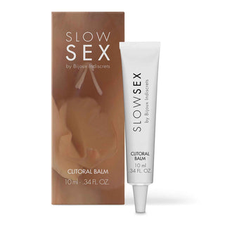 Tub och ask med Slow Sex Klitorisbalm 10 ml, ett sensuellt balsam, visas mot en vit bakgrund.