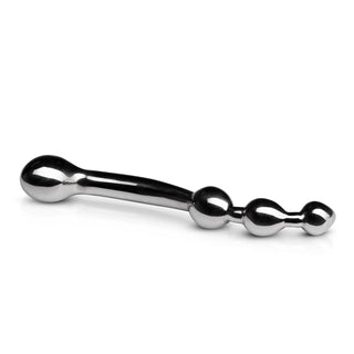 Analstav i silvermetall med en böjd skaft och rundade ändar, avbildad mot en vit bakgrund.