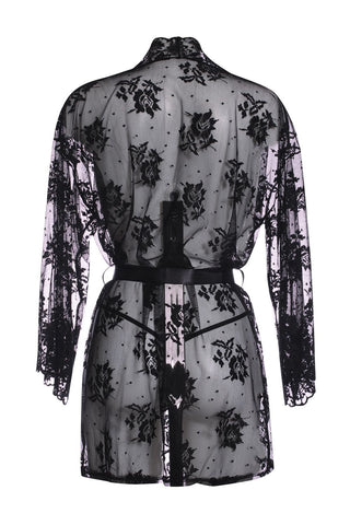 Kimono i svart spets med skirt blommönster, långa ärmar och satinbälte, sedd bakifrån.