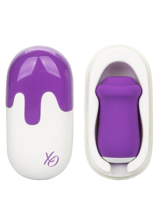 Lila och vit kapselformad sugvibrator med avtagbart lock, tillverkad av slätt material.