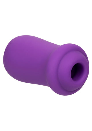 Liten lila sugvibrator med rundad silikonkropp och öppen cirkulär spets, mot en vit bakgrund.