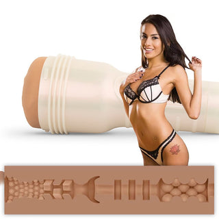 En kvinna i underkläder står bredvid Fleshlight Janice Griffith och visar en tvärsnittsvy av dess texturerade Eden-struktur SuperSkin-insida.